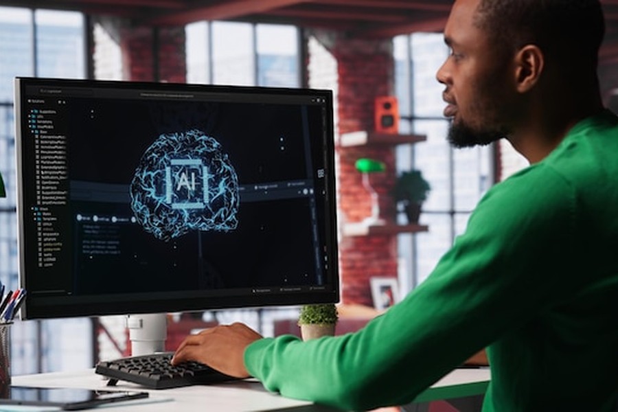 Un créateur devant son écran expliquant comment créer ses propres plugins VST avec l'intelligence artificielle sans savoir programmer.