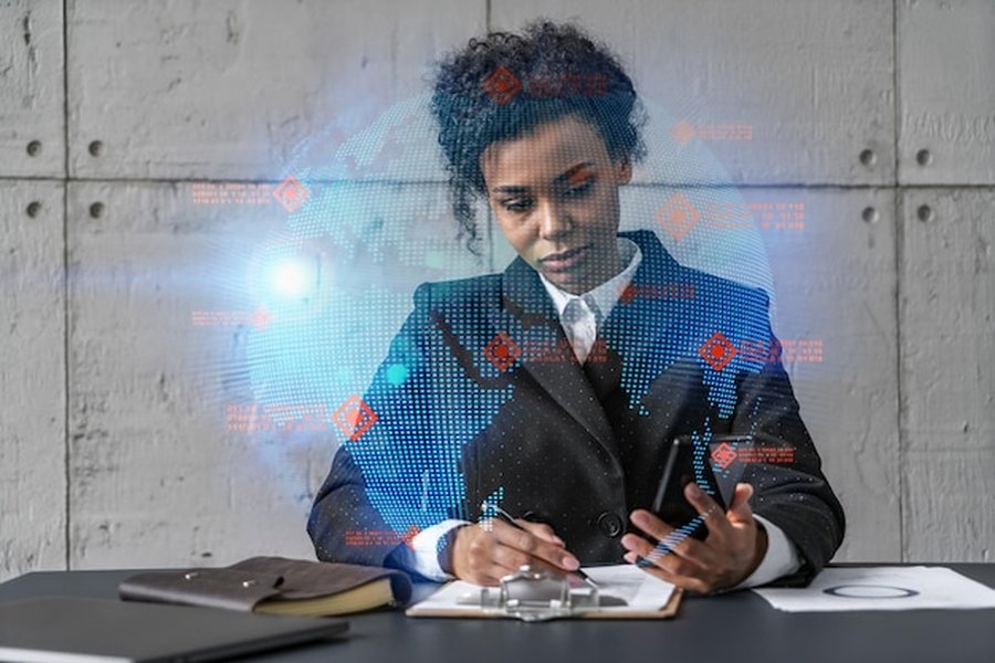 Une experte examine des données numériques sur son smartphone pour déclarer ses revenus générés par l'IA : les nouvelles règles fiscales 2026 s'appliquent désormais à ses activités mondiales.