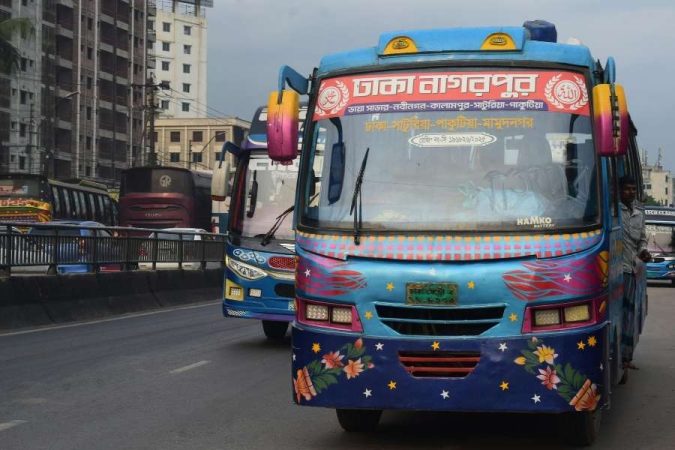 Un bus coloré circule dans le trafic urbain pour illustrer l'importance d'un devis transport groupe.
