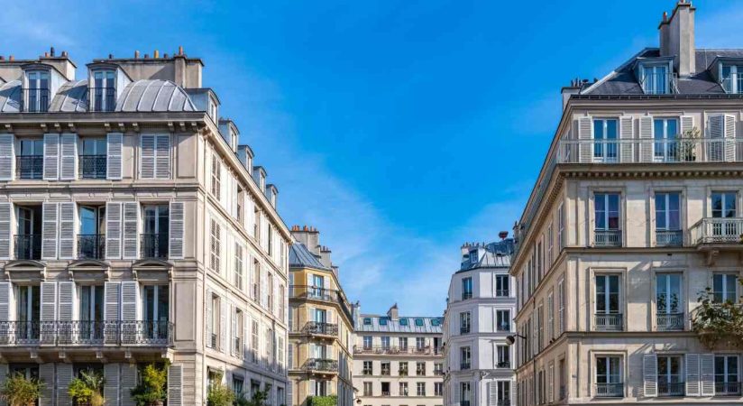 Façades d'immeubles anciens en pierre de taille pour évaluer le rendement locatif prix achat Franc